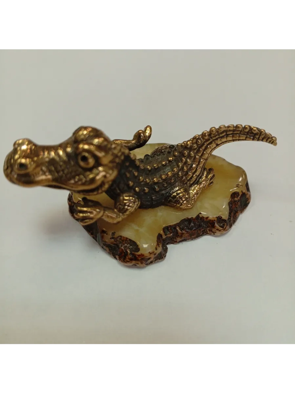 Бронзовая статуэтка на янтаре