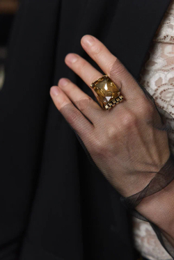 Кольцо разъемное с крупным прямоугольным медовым кристаллом в золотой рамке