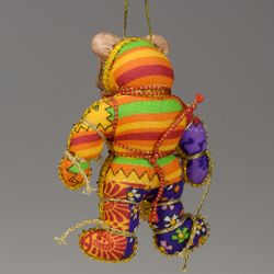 Ёлочная игрушка Медвежонок двухцветный с подарком