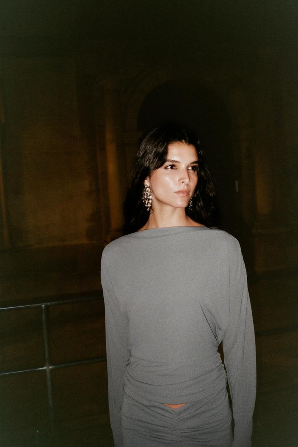 ZARA ТОП СО СБОРКАМИ, ОТКРЫТОЙ СПИНОЙ И УКРАШЕНИЕМ, СЕРЫЙ