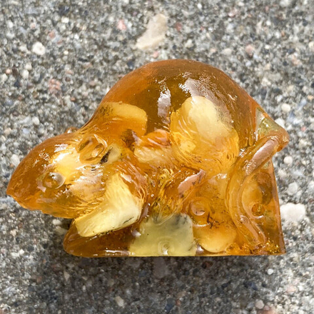 Мышка на кусочке сыра