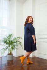 Элегантное платье А-образного силуэта из однотонного трикотажного полотна