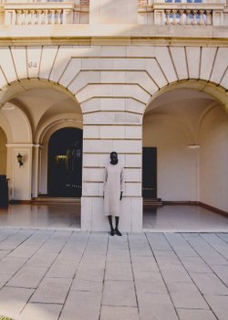 Вязаное платье с краями в рубчик