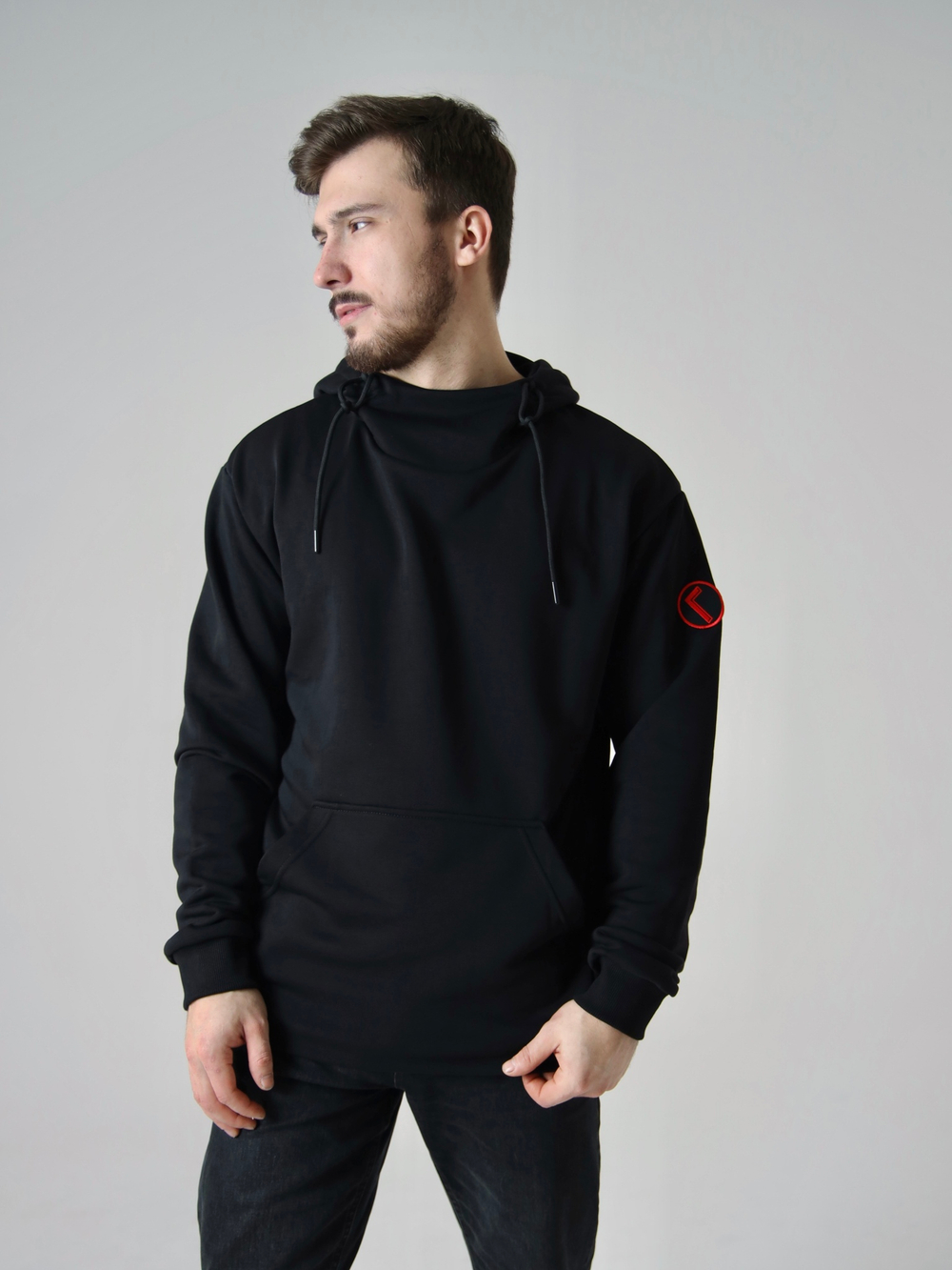 Худи черное Город Горький мужское с нашивкой на рукаве