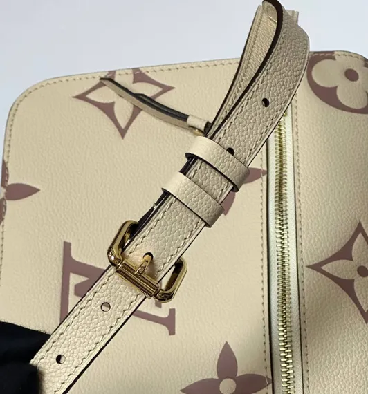 Сумка LOUIS VUITTON Pochette Métis с крупным тисненым узором