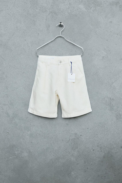 ZARA STORIESZ — ДЖИНСОВЫЕ ШОРТЫ С ЗАЩИПАМИ ИЗ ХЛОПКА И ЛЬНА, ЭКРЮ