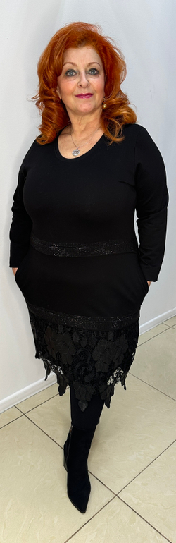 Трикотажное черное платье с ажурным низом