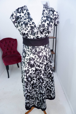 Платье Oggi монохромное, визуально на 44 размер