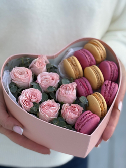 «Сердце» с пионовидными кустовыми розами, эвкалиптом и яркими макарунс от Флора Маркет, размер S