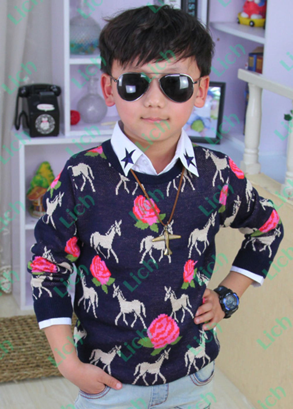 Джемпер детский с контрастными принтами лошадей и цветов