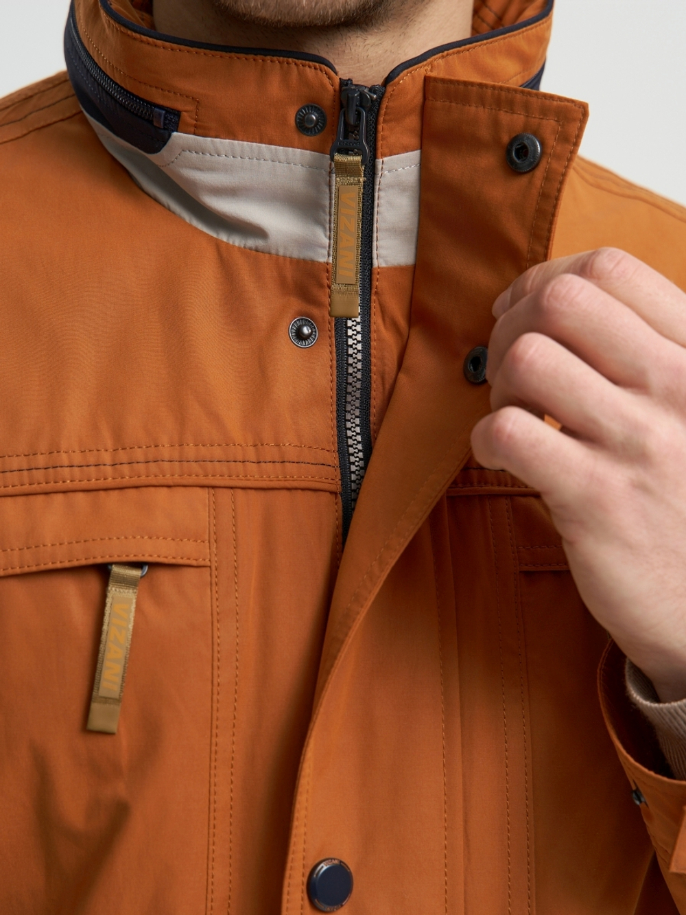 Мужская ветровка с капюшоном в классическом стиле от бренда Vizani