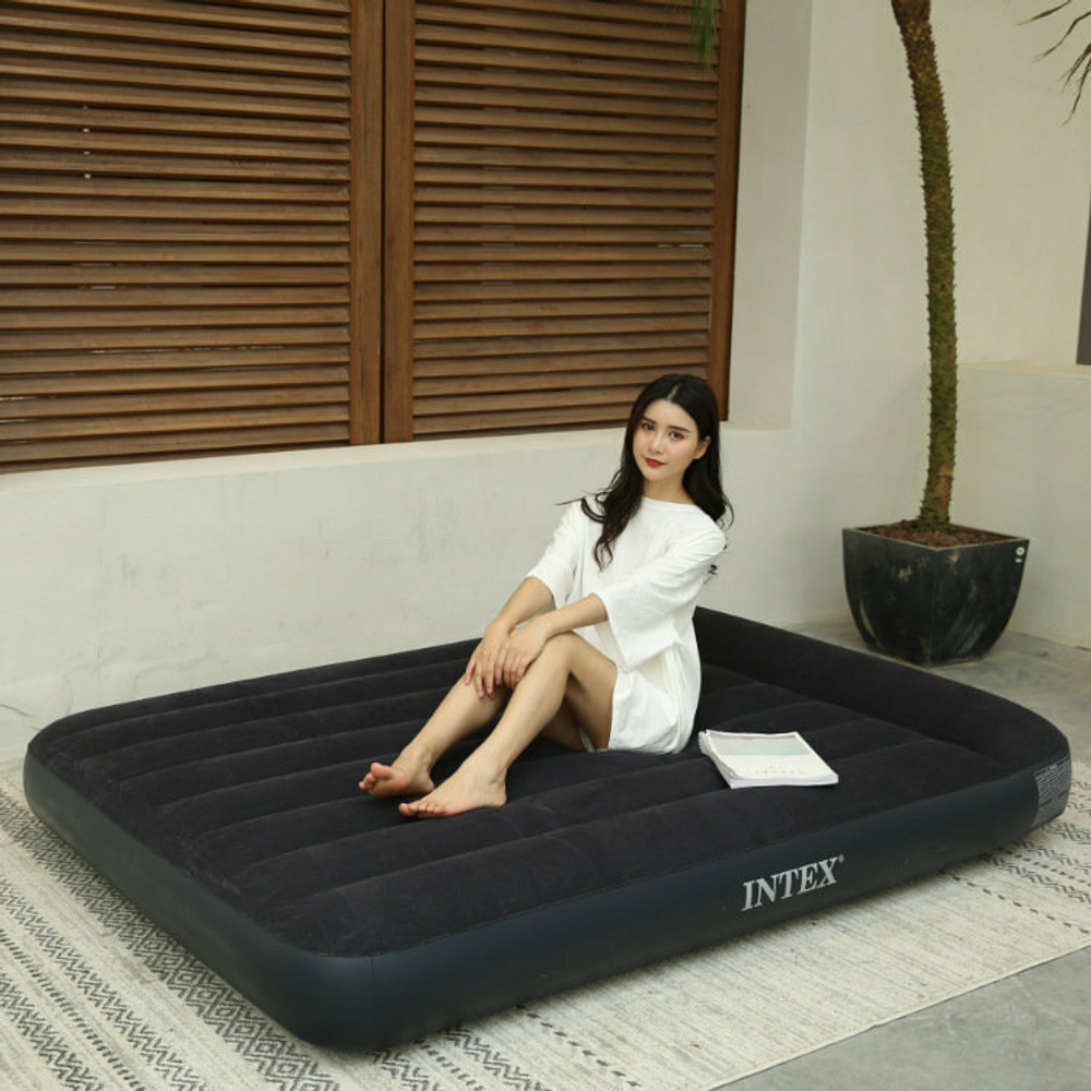 Мaтрас нaдувной Intex 64142 Pillow Rest 137х191х42 см / Крoвать нaдувная Интeкс полуторная велюровая со встроенным электронасосом 220V и подголовником