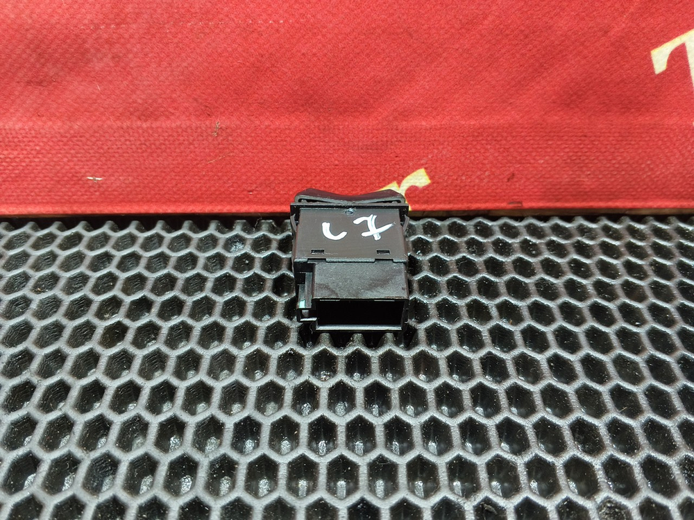 Кнопка люка