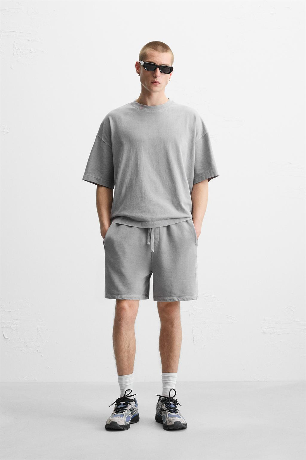 ZARA ШОРТЫ-ДЖОГГЕРЫ СВОБОДНОГО КРОЯ С ЭФФЕКТОМ ПОТЕРТОСТИ, СВЕТЛО-СЕРЫЙ