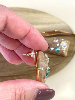 Серьги пусеты ромб с камнями