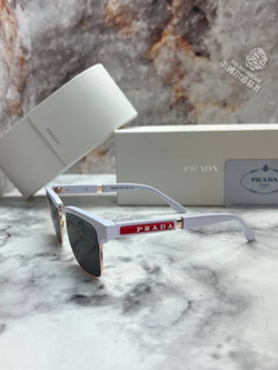 Солнечные очки Prada