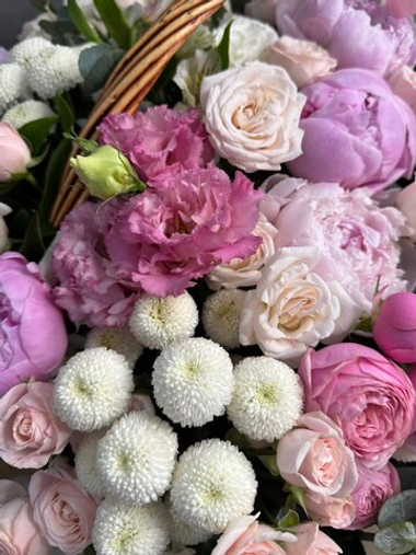 Авторская корзина с цветами