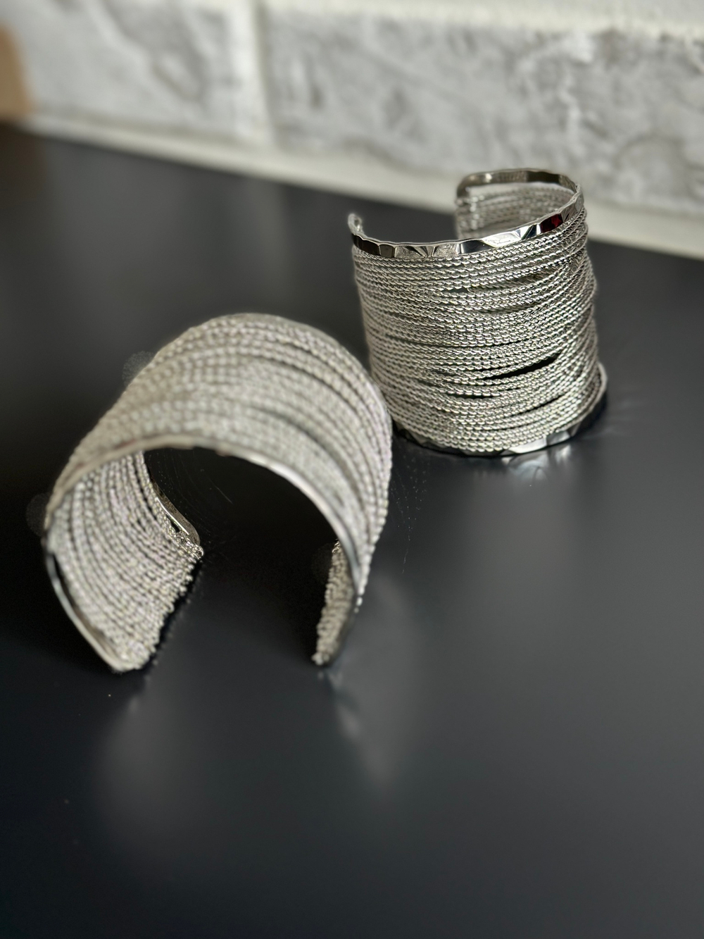 Браслет широкий жесткий из цепочек, оттенок серебро