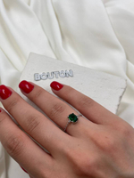 Кольцо серебристое на цепочке с зеленым стразом