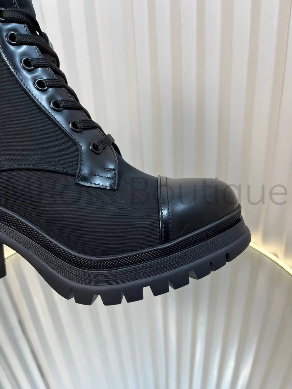 Женские ботинки Prada на каблуке в черном цвете