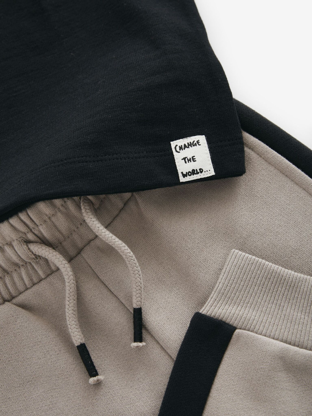 Лонгслив и джоггеры в комплекте для мальчика Next 586-195, Черный, Бежевый