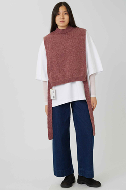 Манишка из шерсти брусничного цвета