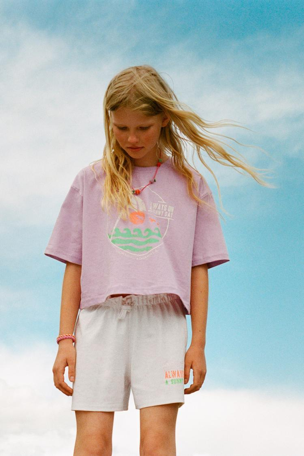 ZARA КОМПЛЕКТ ИЗ ФУТБОЛКИ И ШОРТОВ-БЕРМУДОВ С ПРИНТОМ, ЦВЕТ МАЛЬВЫ