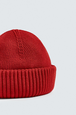 ZARA КОРОТКАЯ ТРИКОТАЖНАЯ ШАПКА, КРАСНЫЙ