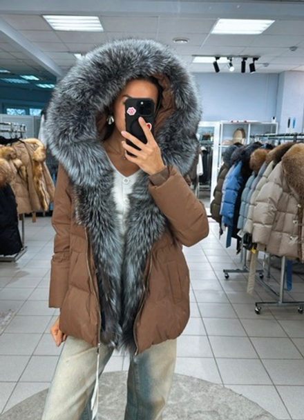 Пуховик в цвете «орех» с цельным мехом из чернобурки