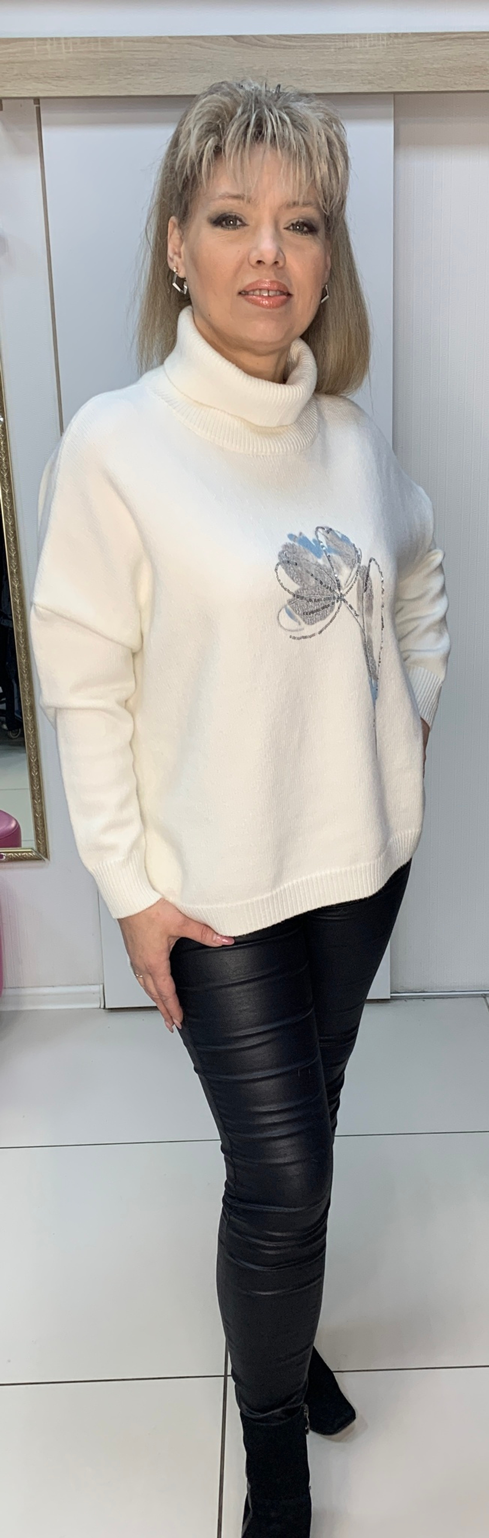 Белый  свитер с красивым принтом