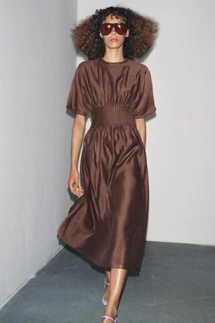 ZARA ТРИКОТАЖНОЕ ПЛАТЬЕ С ПЛИССИРОВАННОЙ ТАЛИЕЙ, КОРИЧНЕВЫЙ