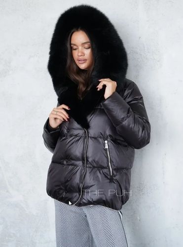 Черный пуховик с воротником из меха песца