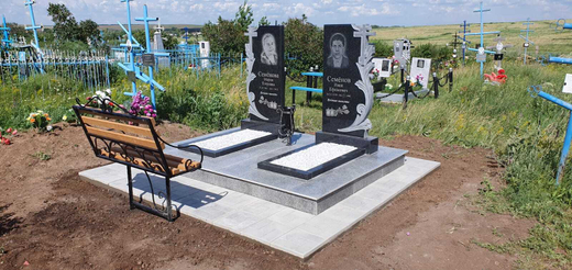 2 чёрных фигурных памятника на серой гранитной ступени