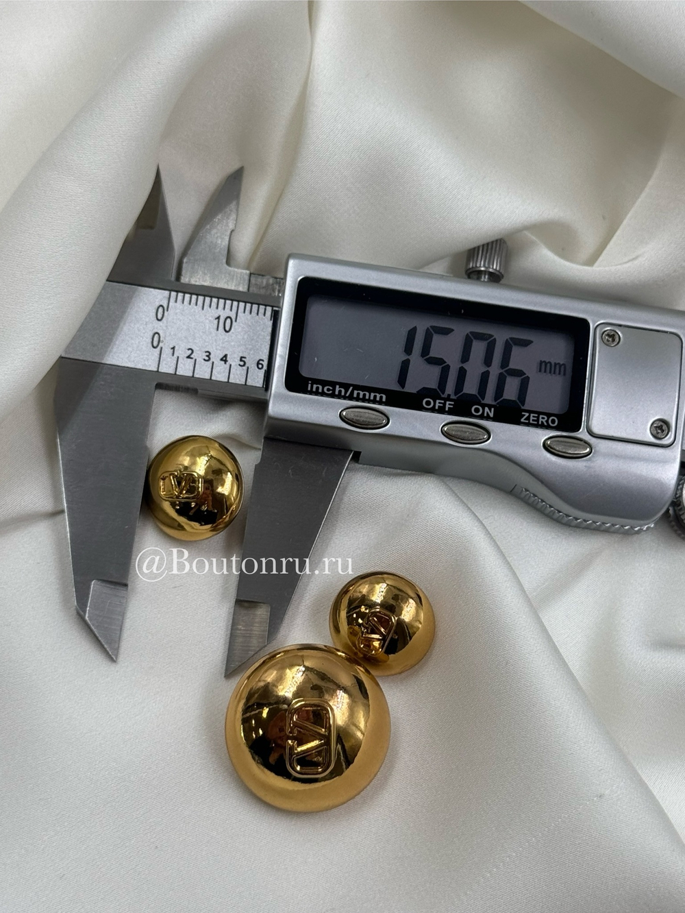 Пуговицы ВЛНТ золотистые объемные с лого