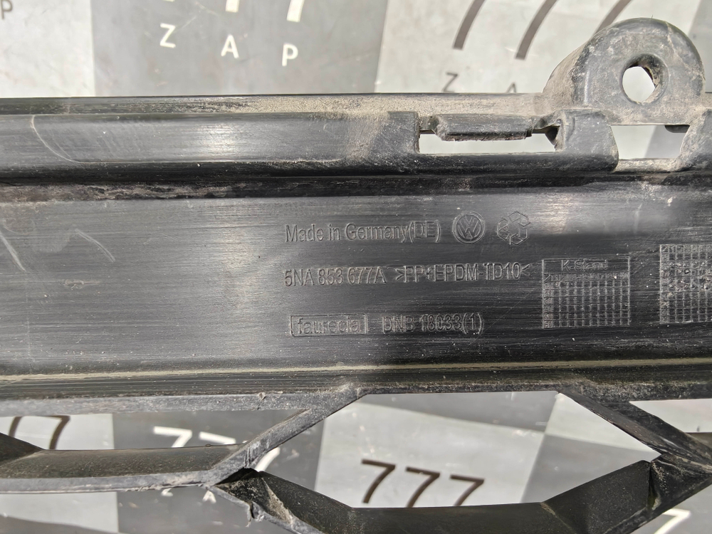 Решетка переднего бампера Volkswagen Tiguan 2 16-20 Б/У Оригинал 5NA8536719B9