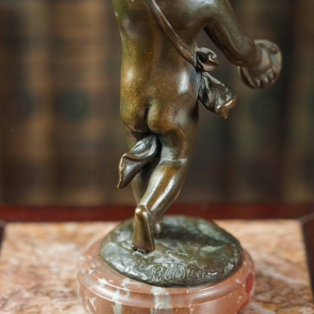 Бронзовая скульптура «Амур, играющий на цимбалах»