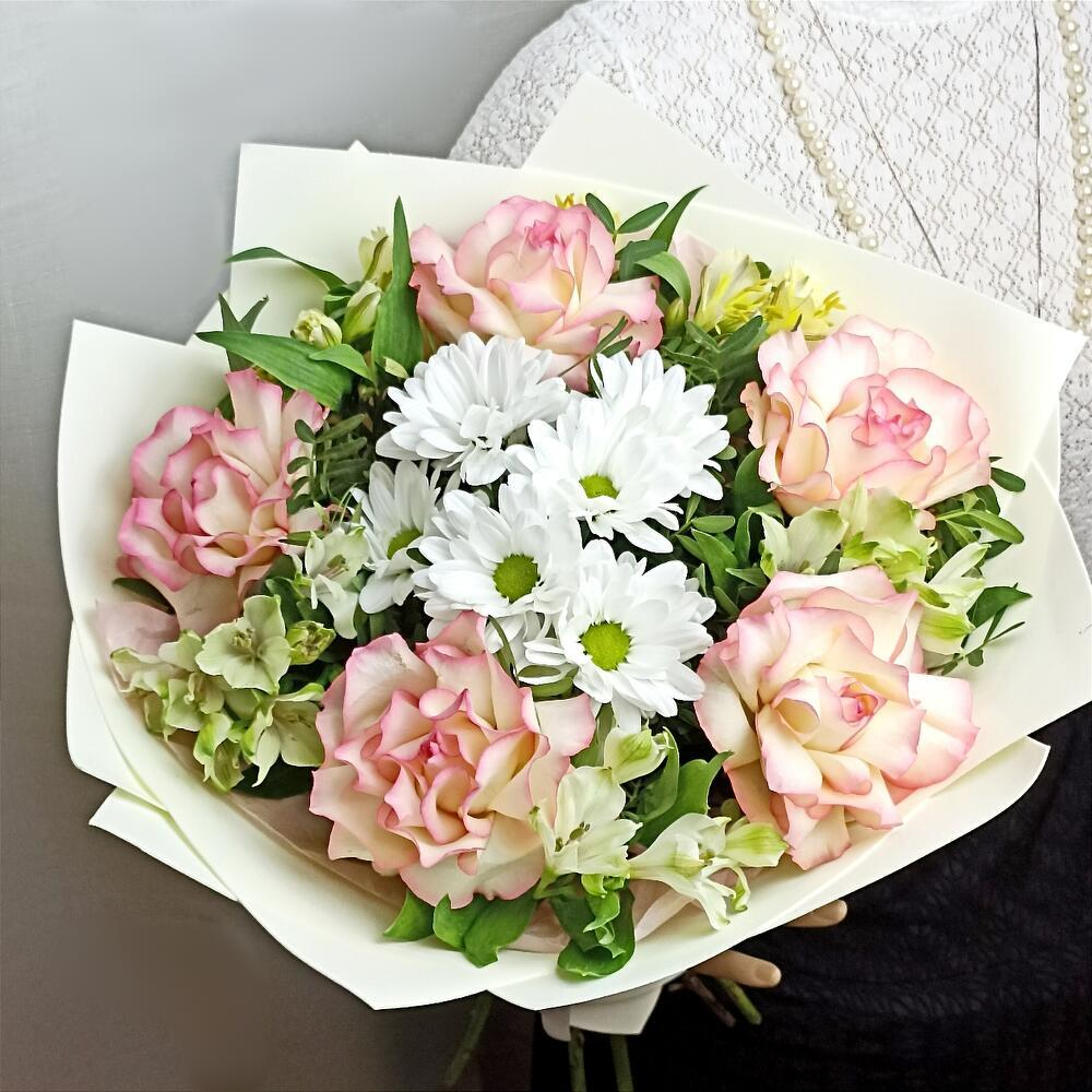 Букет из французских роз, хризантемы и альстромерии