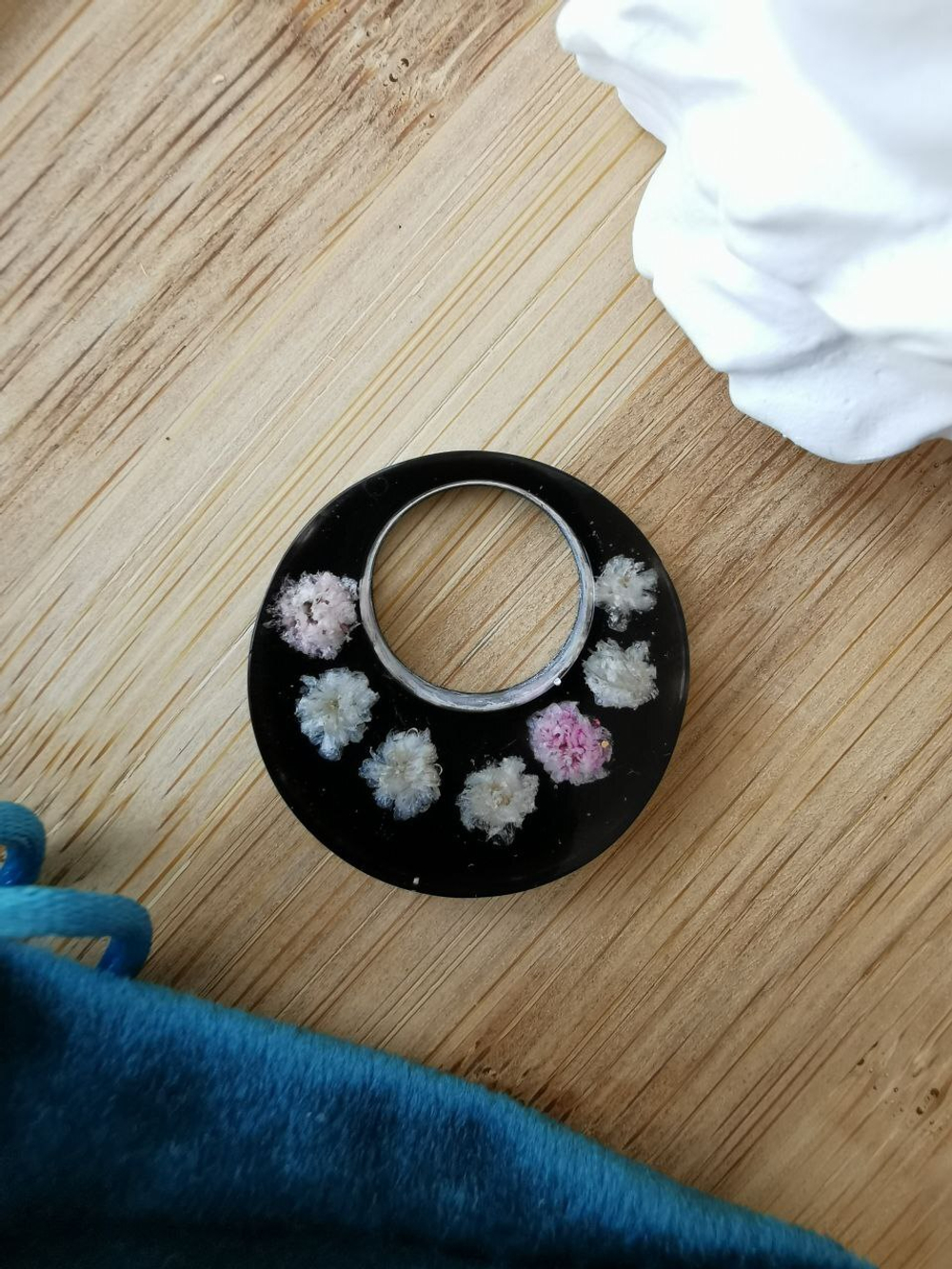 Черная подвеска с гипсофилой