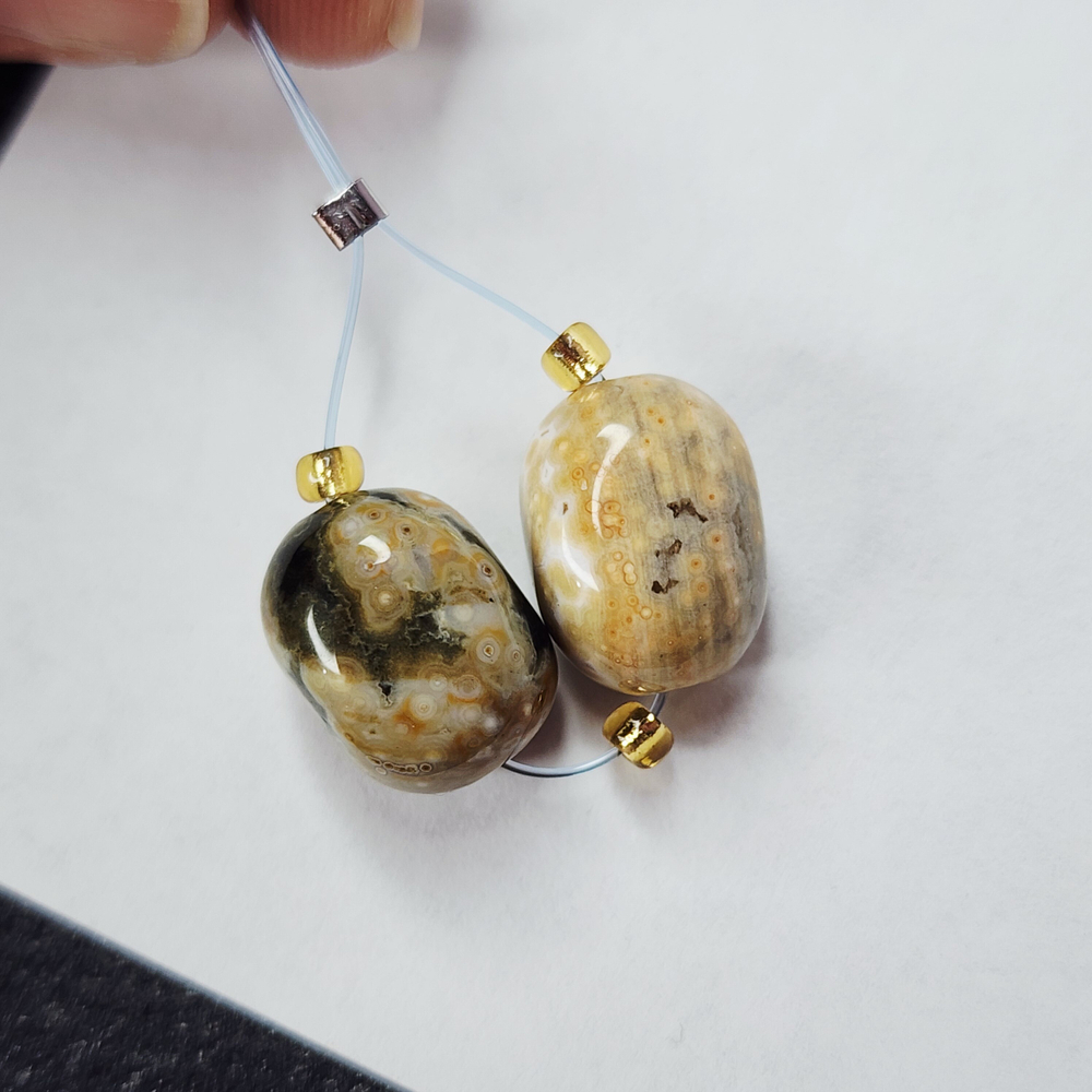 Океаническая яшма, риолит, крупная галтовка, ~15 мм, подобранный набор, цена за пару на фото