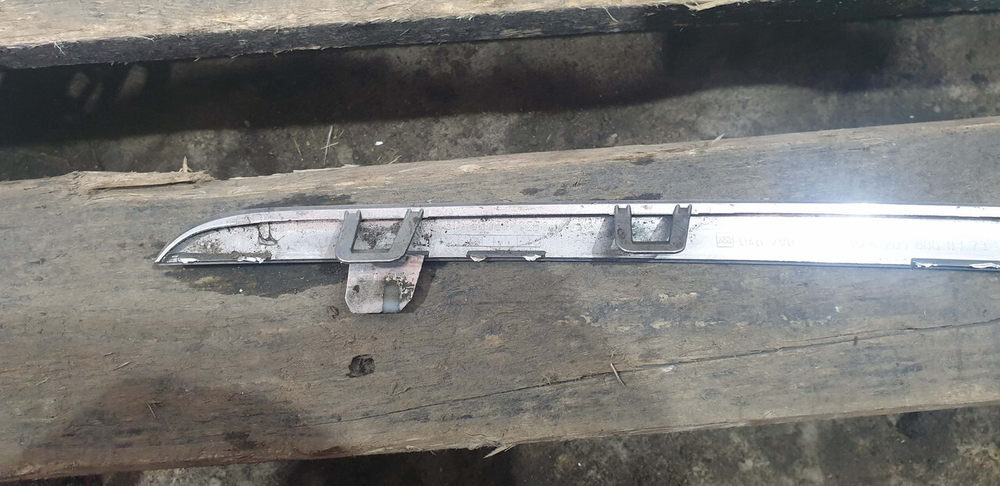 Молдинг решетки радиатора Mercedes C (W205) 14-18 Б/У Оригинал A2058880373