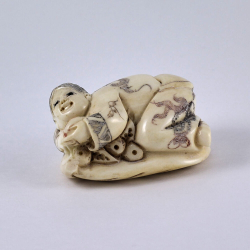 Нэцкэ Мальчик Карако на листе