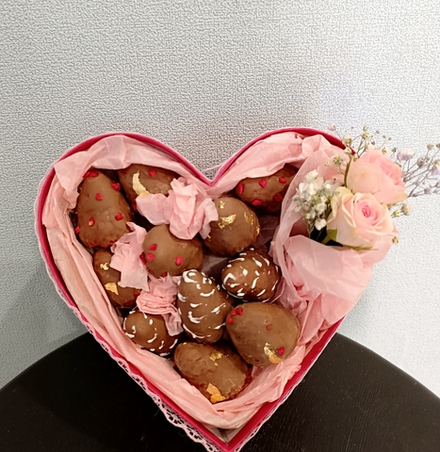 Коробочка сердечко с клубникой в шоколаде