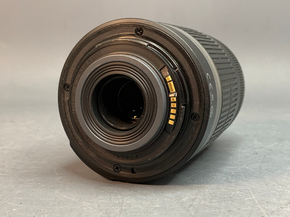 Canon EF-S 55-250mm 4-5.6 IS царапка на передней линзе