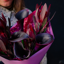 46. Насыщенный дуо-букет с каллами и леукондендронами