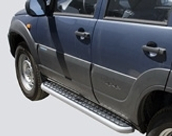 Пороги с алюминиевым листом (Ø=63,5 мм), Chevrolet Niva (03.2009 - )/Lada Niva (07.2020 -), Нива Тревел (нержавеющая сталь)