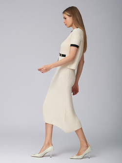 Костюм вязанный белый, юбка трапеция с синим кантом