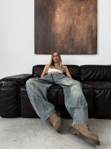 Широкие джинсы на кулиске с пятнами