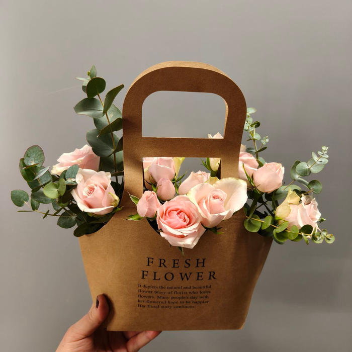 Композиция из роз с эвкалиптом в сумочке