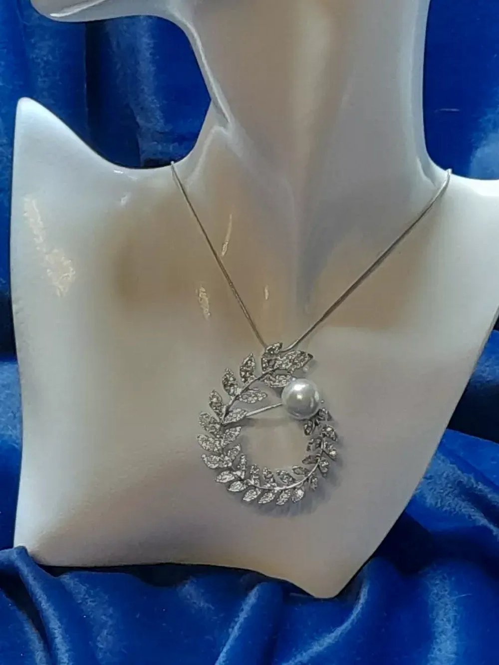 Брошь-кулон "Ветка-венок с жемчужиной"