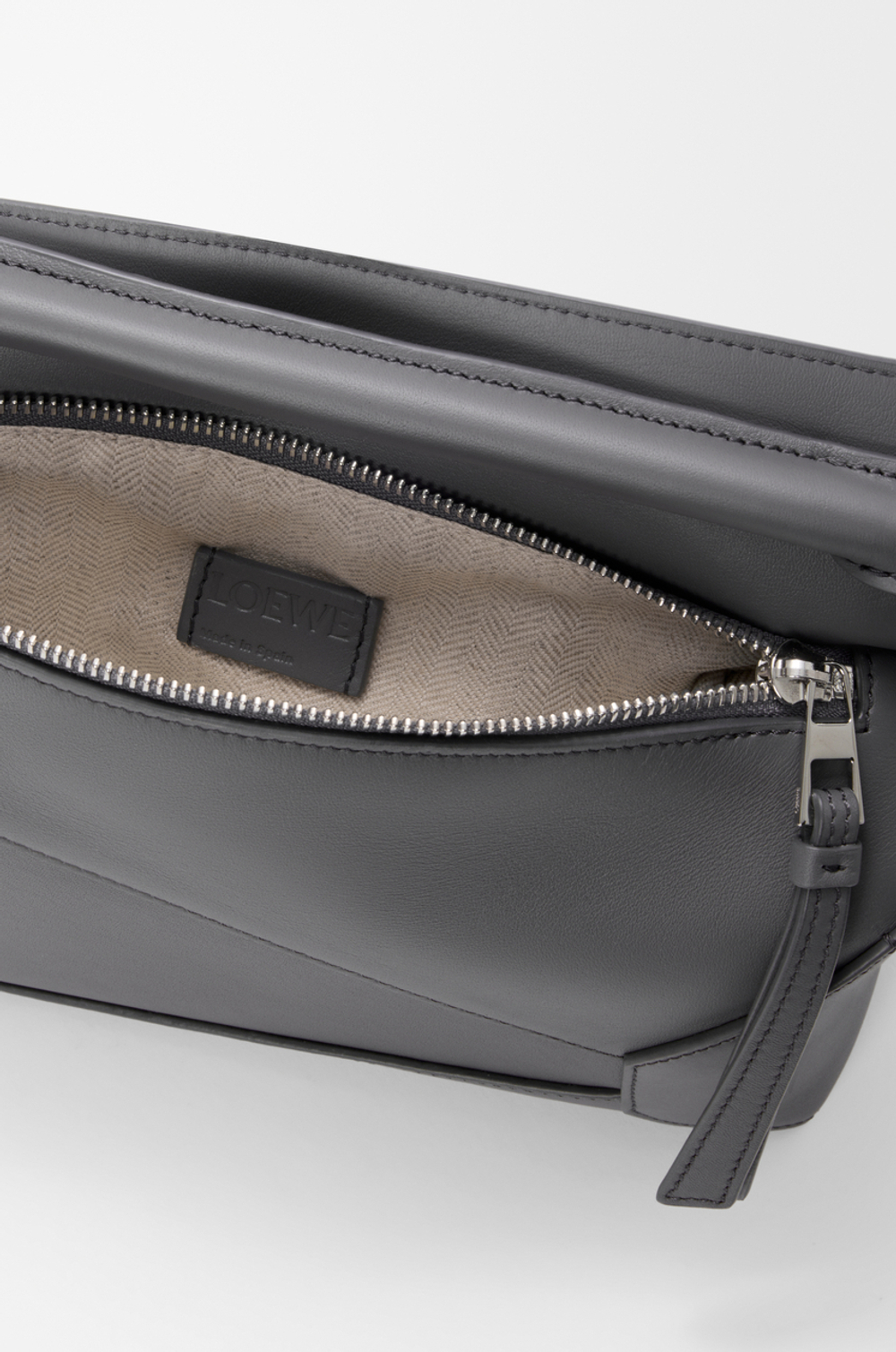 Loewe Маленькая сумка Puzzle Edge из классической телячьей кожи, темно-серый